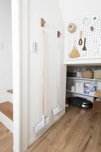 取りやすい高さに掃除道具をフックでつるす
