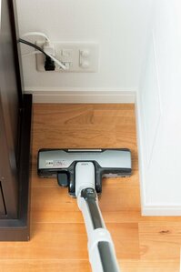 配線は床に垂らさない