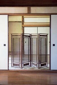 仕切りは風の通るついたてで