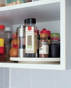 レンジ台の斜め上にある棚