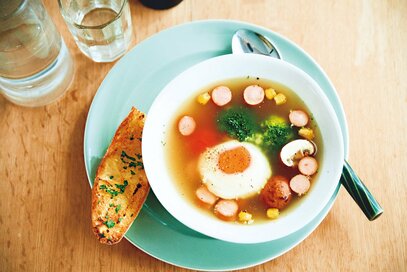 レンジ15分ですぐできランチ。「余った野菜」でつくれる具だくさんスープとパン