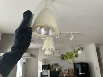 整理収納アドバイザー発「大掃除に便利な再利用アイテム」4選。穴あきくつ下で照明みがき