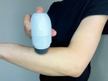 日焼け止めの「手がべたつく」問題はこれで解消！勝手にキレイに塗れるダイソーの詰め替えボトル