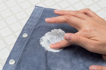 襟の黄ばみや泥汚れ、墨汁のシミが「男性用スクラブ洗顔料」で落ちた！
