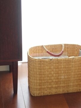 リビングが片づかない、掃除しにくいと感じたら「持ち手つきカゴ」のフル活用を！