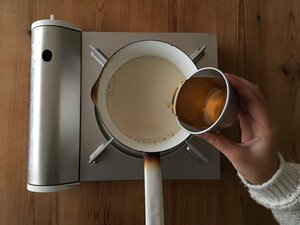 豆乳にはちみつを入れます。