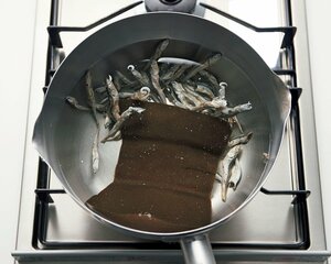 (1)昆布と煮干しを分量の水に浸す。