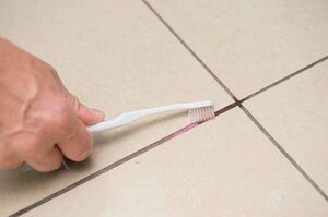 古歯ブラシでたたきの目からゴミをかき出す