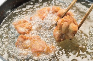 さらに1～2分揚げて取り出す