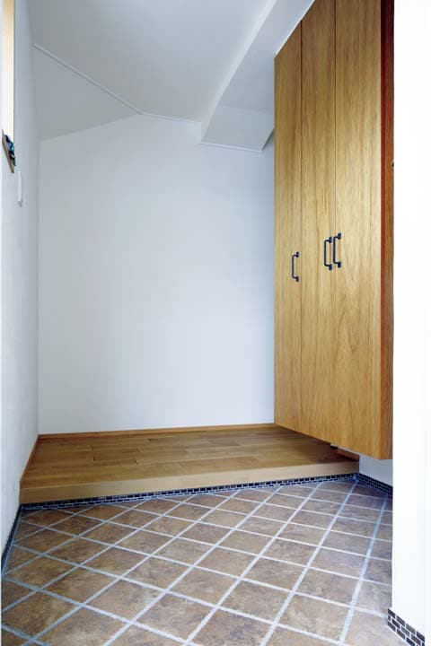 タイルや造作の下駄箱がぬくもりを与える玄関