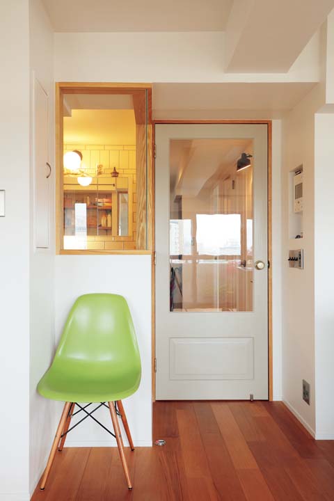 ガラスのリビングドアと室内窓で採光を確保