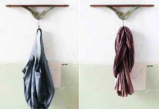 飾り棚付きハンガーフックにバッグすを吊るす