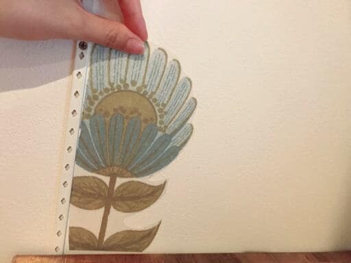 ワンポイントで花柄の壁紙を貼る