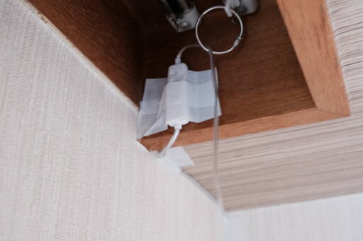 カーテンボックス死角にケーブルをマステで貼り付ける