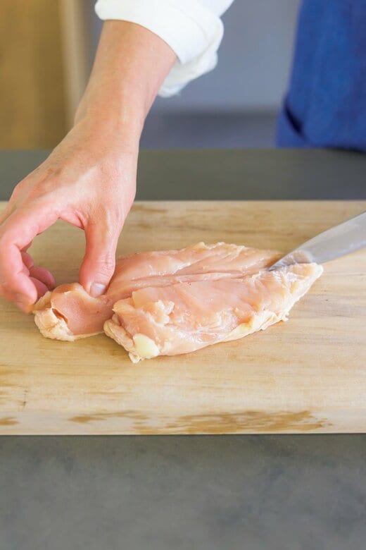 鶏胸肉を縦半分に切る様子