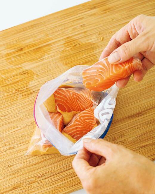 鮭のみそヨーグルト漬け焼きの調理過程