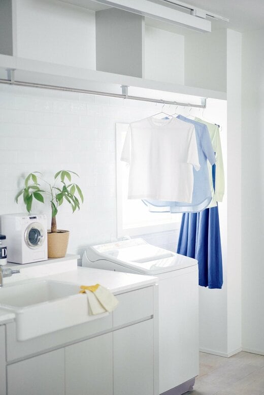 洗濯機上に洗濯物が干されている様子