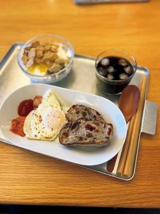目玉焼きとパンの朝食
