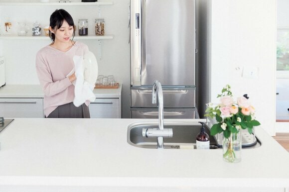 女性キッチンで拭く作業