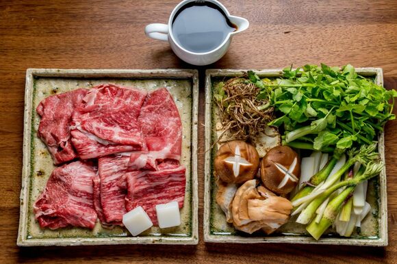 一枚の大きな長方形の器のように見せるという使い方もできます。