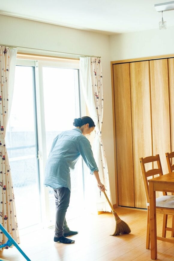 掃除をする女性