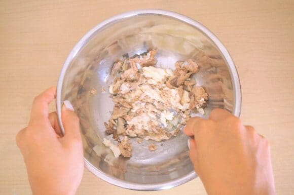 混ぜ加減やサバの身のつぶし加減はお好みで。