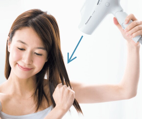 仕上げに冷風を当て 髪にツヤを出す