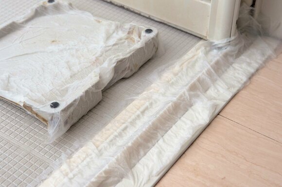 扉やフタのカビはカビ取り剤で湿布する