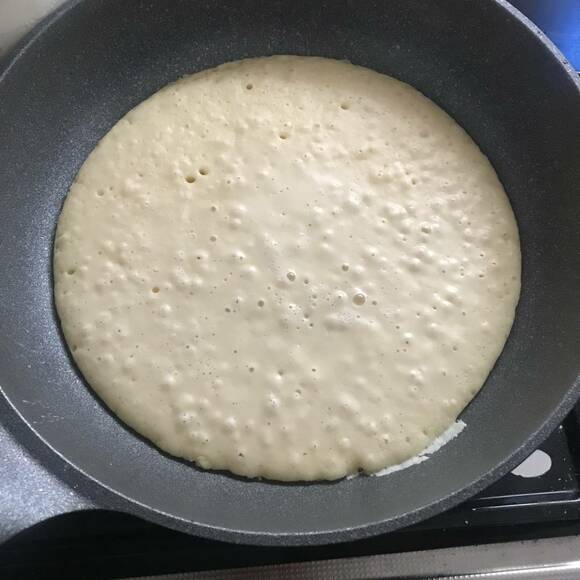 フライパンにホットケーキの生地