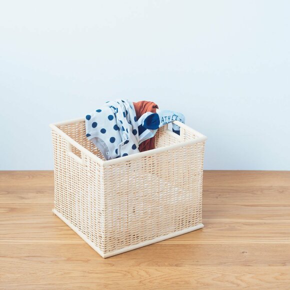 バスケットに衣類など