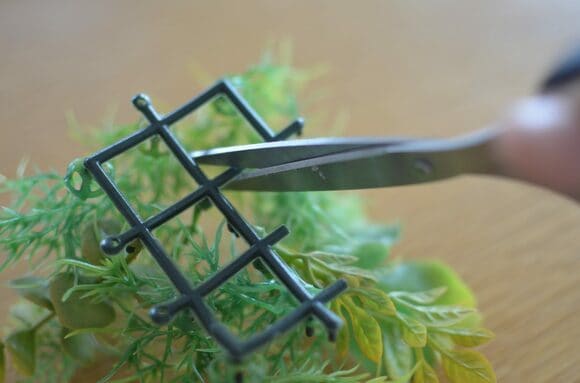 造花のグリーンをハサミでカット