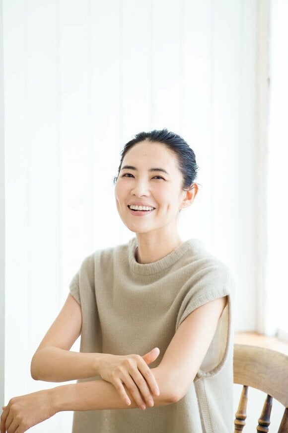 椅子に座る女性