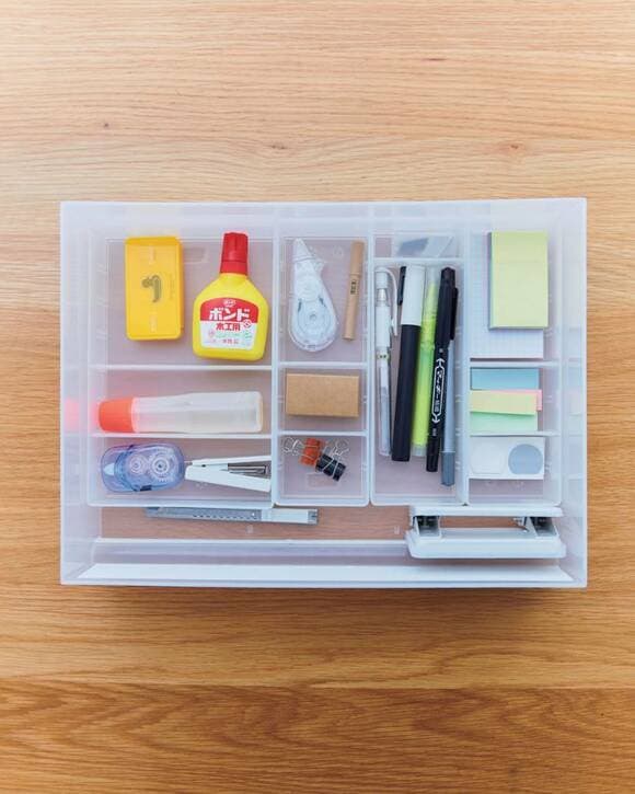 仕切りケースに文房具