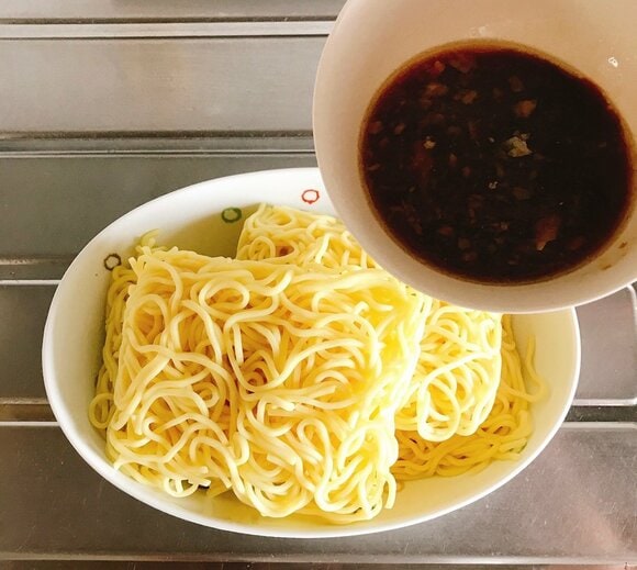 中華蒸し麺を入れ、Aを加えてよく混ぜ、ラップをふんわりとして電子レンジ(600W)で4、5分加熱する