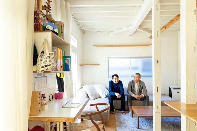 LDKの大きなソファでリビングでくつろぐ田中さんと河内さん