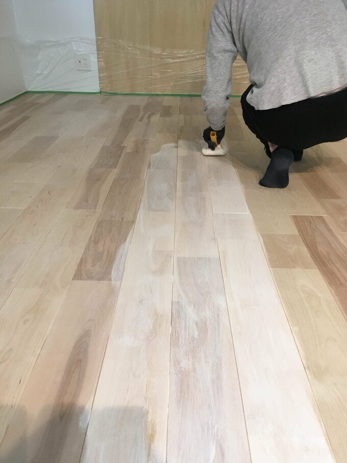 DYI初心者夫婦がリビングの床一面を塗装