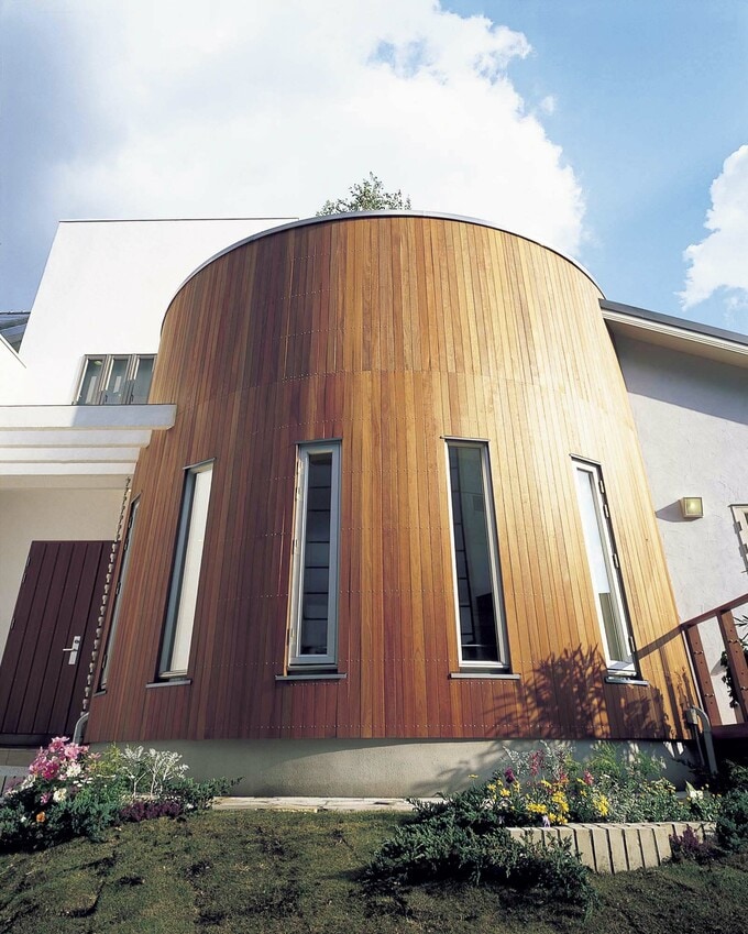 存在感のある木目調アール壁の家