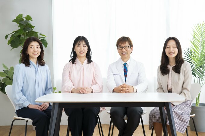 ＜左から＞ESSE読者の朝倉華恵さん（49歳）とむらさきすいこさん（48歳）、手外科専門医・田中利和先生、メノポーズカウンセラー・右田尚子さん