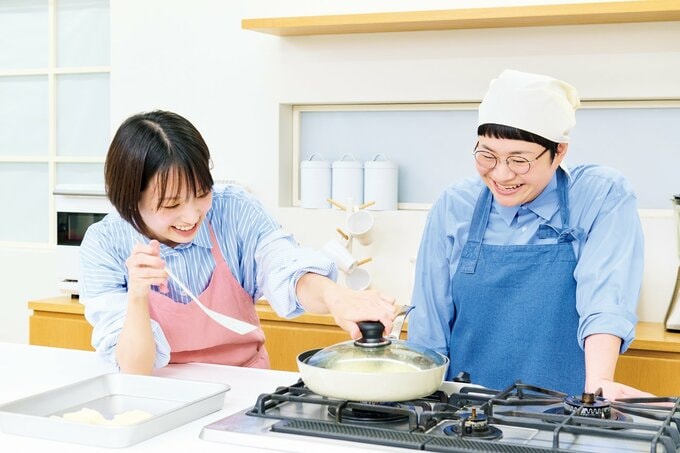 ギョーザを焼く長谷川あかりさんと近藤春奈さん