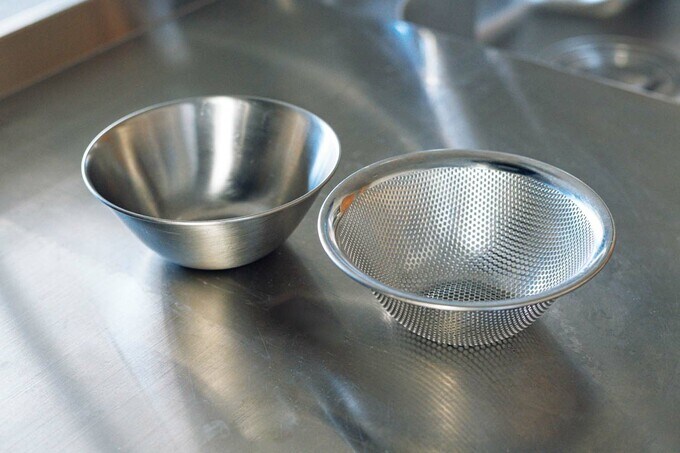 柳宗理デザインのステンレスボウル&パンチングストレーナー