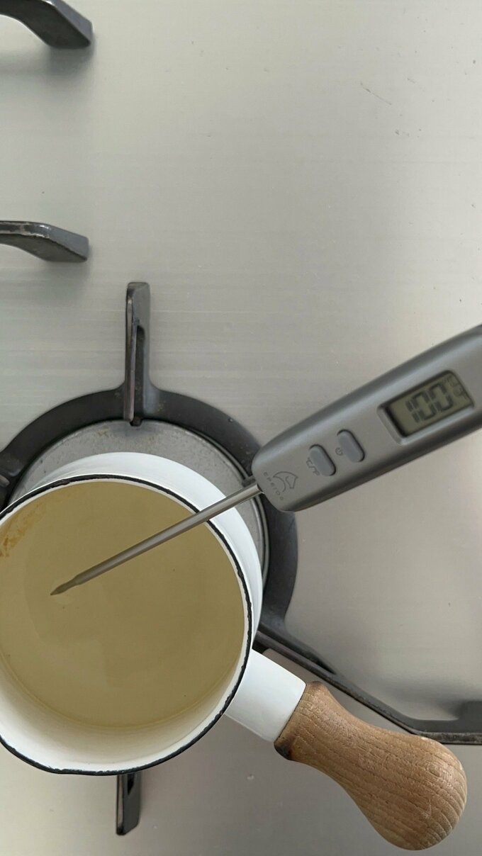 オイルの温度を測っている