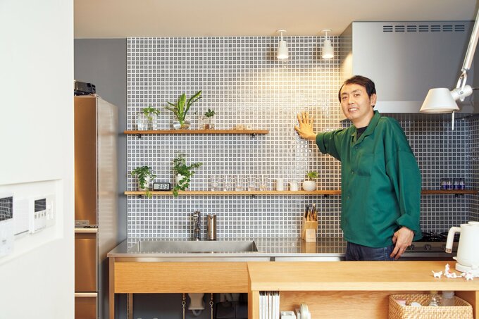 長江陶業のモザイクタイルを採用したキッチンの壁