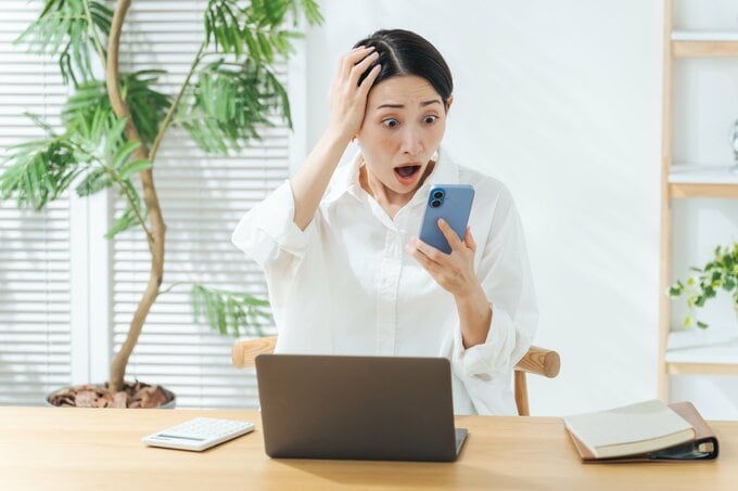 驚く女性