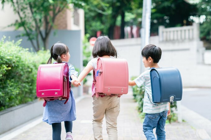 ランドセルを背負った3人の子ども