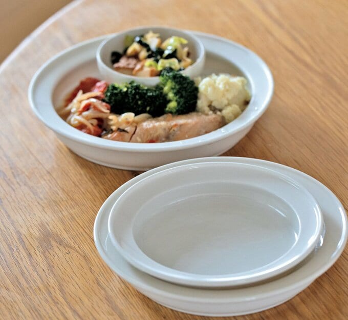 重ねられた食器と食事が盛りつけられた食器