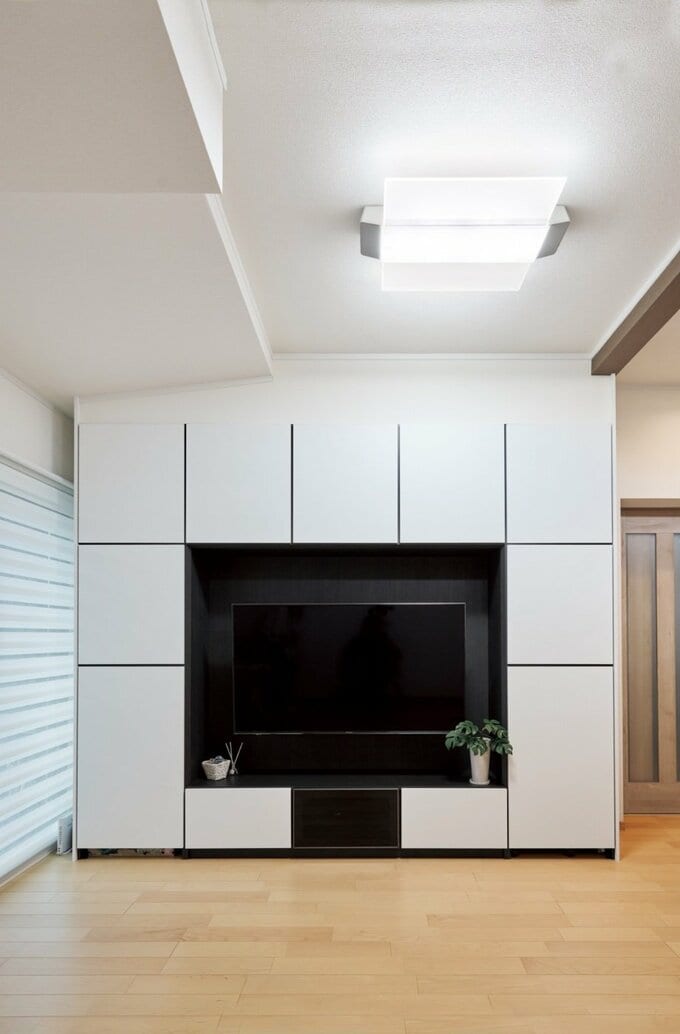 スピーカーつき照明と大画面テレビ