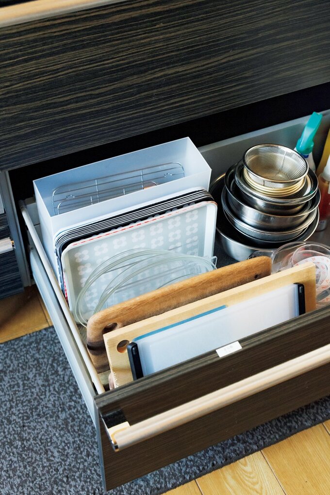 引き出しには、ボウルやトレー、まな板などの大きめのものを収納