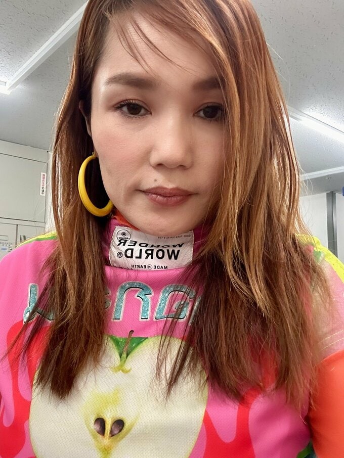 平野ノラの自撮り写真　青リンゴがプリントされたピンクの服を着ている