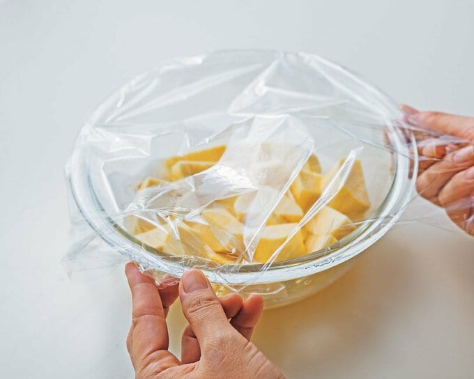 ガラスボウルにサツマイモラップ