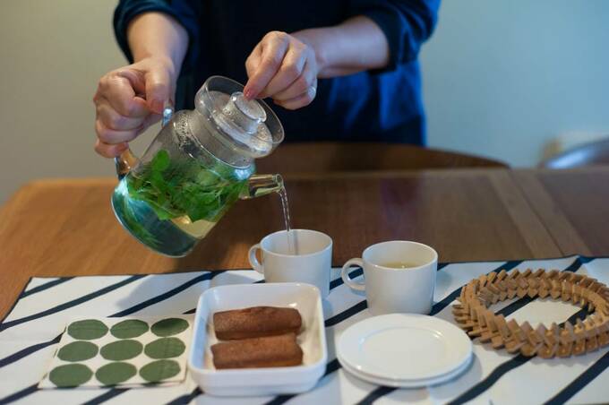 ガラスポットでハーブティーをいただく様子